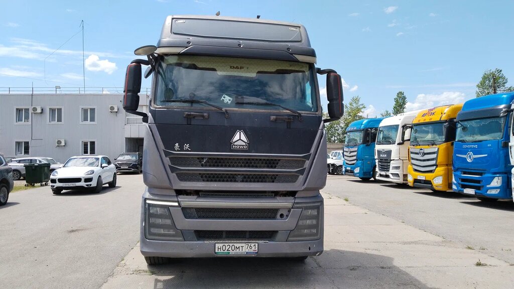 SINOTRUK ZZ 6x4 Седельный тягач ZZ4257V324HF1B — Б/У, 2022 г.